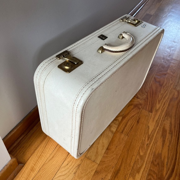 Vintage Cream Skyway Suitcase with Green Satin Lining - Picture 10 of 11